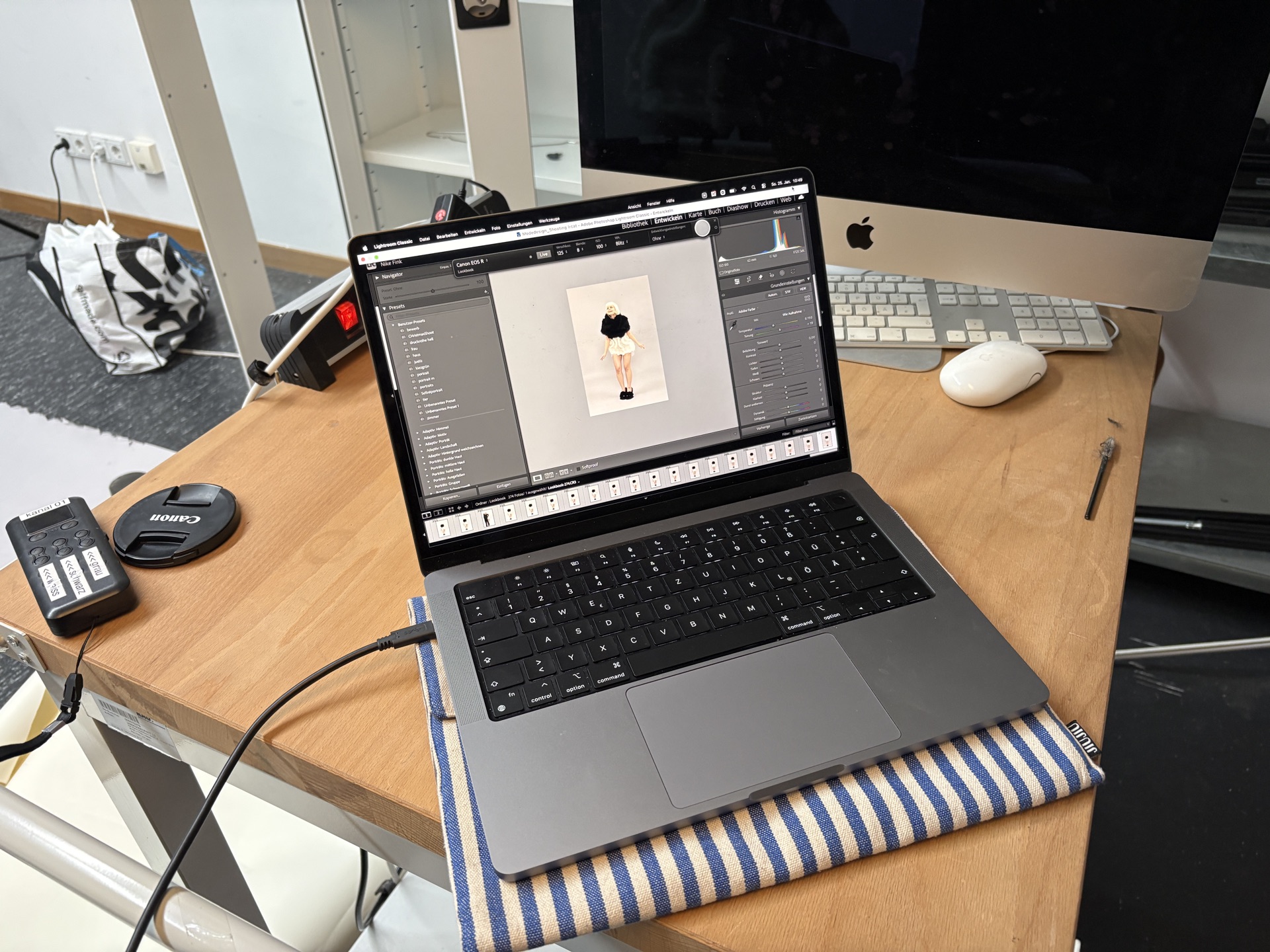 Aus dem Prozess: die Bildauswahl am Laptop, ein Lookbook-Bild in der Entwicklungsansicht von Lightroom